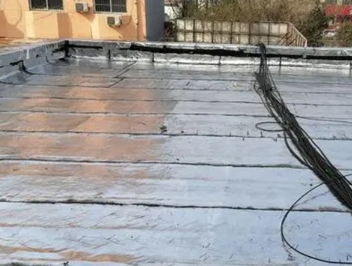乌苏卫生间漏水维修公司分享下乌苏屋面楼顶防水刚性防水层施工要点。